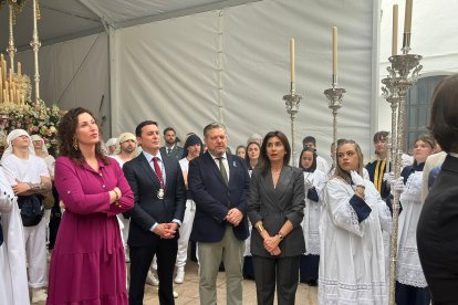 Autoridades atentas a la salida de Nuestro Padre Jesús de las Penas.