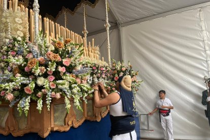 Momento íntimo de uno de los costaleros, que mira a la María Santísima de la Estrella antes del comienzo de la procesión.