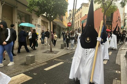 La procesión tuvo que acelerar su paso desde el comienzo de la Carrera Oficial por el Paseo de Almería hasta resguardarse en el Prendimiento.