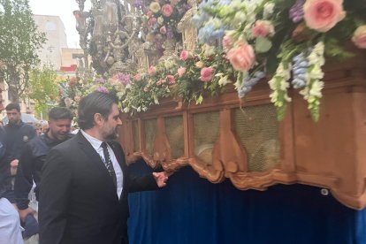 Detalle de los costaleros de camino a la plaza Bendicho.