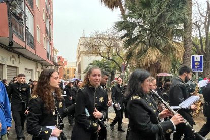 Una integrante de la Banda Musical Los Iris de Instinción llora desconsolada.