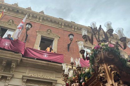 El Misterio pasó por Navarro Rodrigo, donde le cantaron una breve saeta debido a la lluvia.