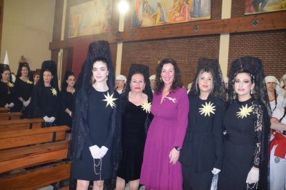 La alcaldesa, María del Mar Vázquez Agüero, con las camareras de la Virgen de la Paz.