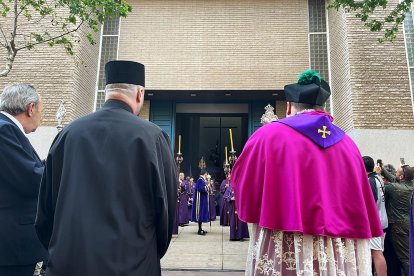 Salida de la procesión desde la Iglesia Parroquial de Santa Teresa.