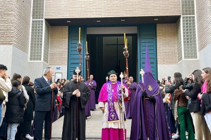 Salida de la procesión desde la Iglesia Parroquial de Santa Teresa.