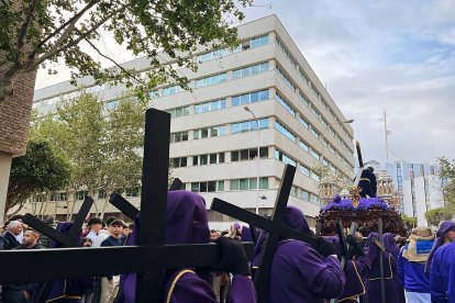Nazarenos portando la cruz.
