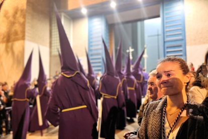 Tristeza en el rostro de una joven tras el regreso de La Pasión, obligado por la lluvia.