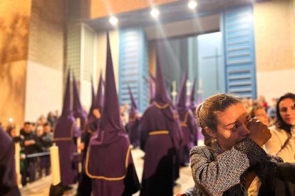 Tristeza en el rostro de una joven tras el regreso de La Pasión, obligado por la lluvia.