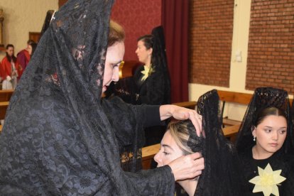 La Camarera Mayor de La Borriquita, Margarita Castellón, dando los últimos toques a una mantilla.