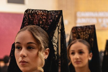 Jóvenes vestidas de mantilla con la clásica flor burdeos de La Unidad.