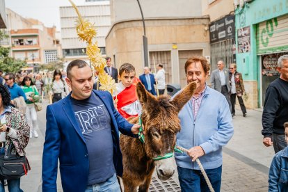 La procesión en el núcleo de Roquetas de Mar.