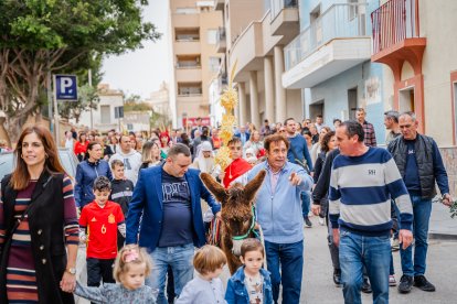La procesión en el núcleo de Roquetas de Mar.