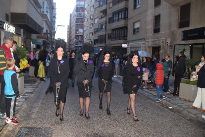 Mantillas de la Virgen de los Desamparados procesionando a prisa por la lluvia por calle de Los Picos de regreso al templo.