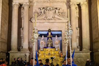 El Cautivo saliendo de la Catedral.