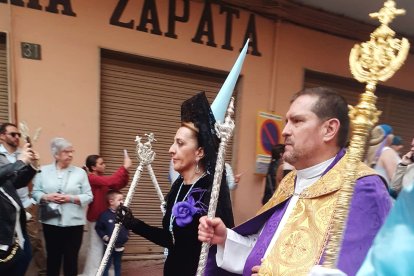Presidiendo la procesión en Semana Santa.