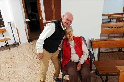 Jerónimo Aracil Moreno es el sacristán de Los Ángeles siempre cuidando de Carmela.