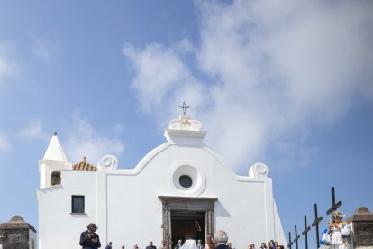 Maria llegando con su padre, Salvatore. (FOTO: FRAN LEONARDO & MARÍA TERESA)