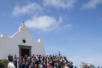 Foto de familia a las puertas de la iglesia, con el bonito vehículo en el que llegó la novia. (FOTO: FRAN LEONARDO & MARÍA TERESA)