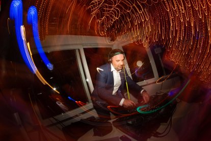 Óscar Gil, dj almeriense conocido por su sesiones en Súper 8, fue el encargado de amenizar la fiesta nocturna. (FOTO: FRAN LEONARDO & MARÍA TERESA)