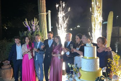 Los novios con gran parte de la familia Di Meglio. (FOTO: Isabel Sánchez)