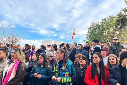 Público congregado junto a la Iglesia de San Antonio.
