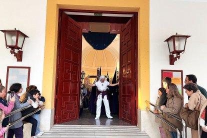 Puertas abiertas en la Iglesia de San Antonio para el inicio de la procesión.