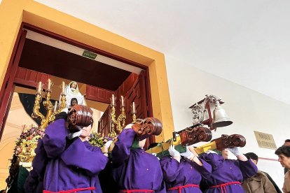 Salida de la Verónica desde el templo.