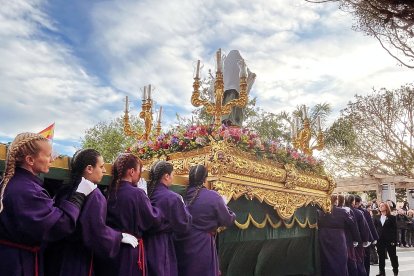 Salida de la Verónica desde el templo.