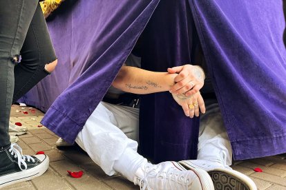 Costalero bajo la imagen del Nazareno.