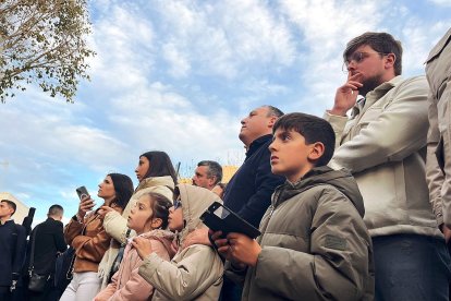Público congregado junto a la Iglesia de San Antonio.