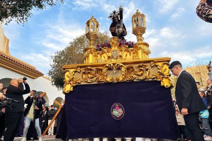 Nuestro Padre Jesús Nazareno portado por sus costaleros.