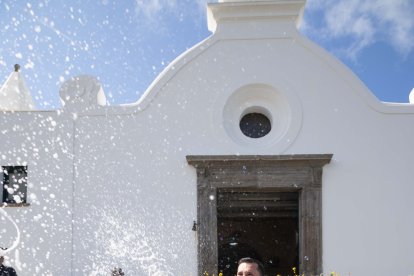 A la salida de la iglesia se desató la alegría. (FOTO: FRAN LEONARDO & MARÍA TERESA)