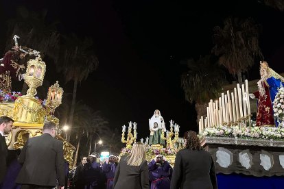 Momento del Encuentro entre Nuestro Padre Jesús Nazareno, la Santa Mujer Verónica y María Santísima de la Amargura, en la Plaza Circular.