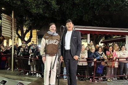 Saeta con jóvenes miembros de la Peña El Morato.