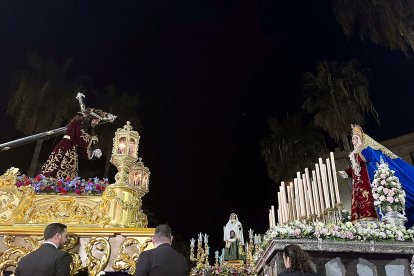 Momento del Encuentro entre Nuestro Padre Jesús Nazareno, la Santa Mujer Verónica y María Santísima de la Amargura, en la Plaza Circular.
