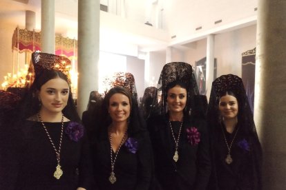 Mantillas de Pasión en el templo de Santa Teresa.