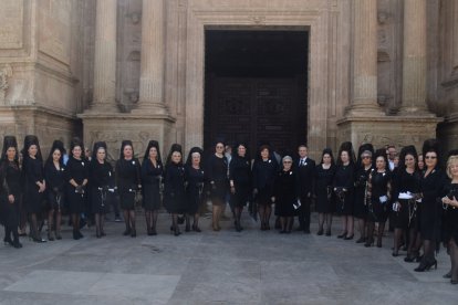 La Asociación de La Mantilla en la puerta de la Catedral.