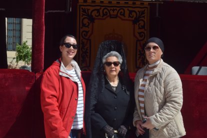 Cecilia y Ana con las abuelas.