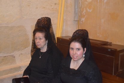 Recorriendo las estaciones con mantilla en la Catedral.