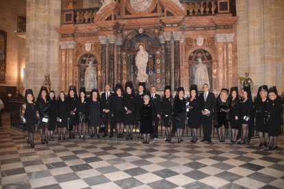 Las mantillas en el Sagrario ante la Inmaculada.