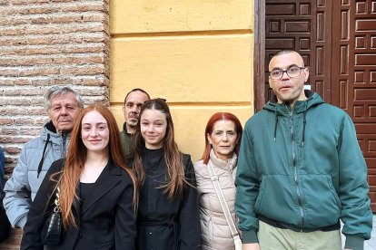 Una familia esperando la salida de la procesión en la plaza de San Pedro.
