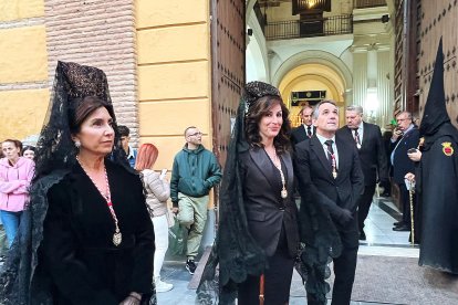 La alcaldesa María del Mar Vázquez, en el centro, con Sacramento Sánchez y Juanjo Segura, concejales.