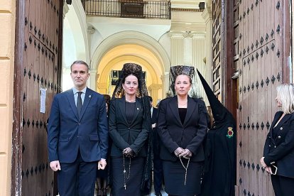 Aránzazu Martín, delegada de Gobierno de la Junta, con los delegados Amós García y Rebeca Gómez.