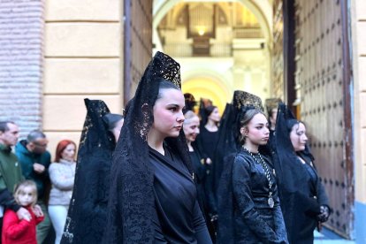 Mantillas en la puerta de San Pedro.