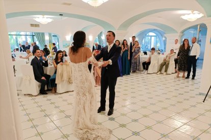 Baile nupcial en el salón del Park Hotel Mediterraneo de Forio. (FOTO: Francisco G. Luque)