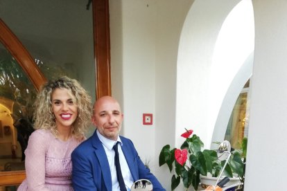 María y Marco, que también pusieron el acento almeriense en la boda, posan con la Vespa del novio.