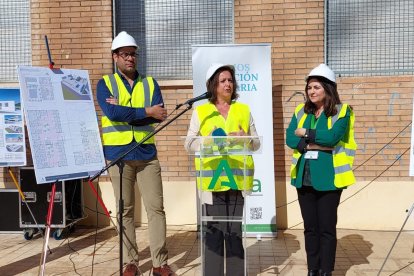 La consejera de Salud, Catalina García, en la primera piedra del nuevo centro de salud de Benahadux.
