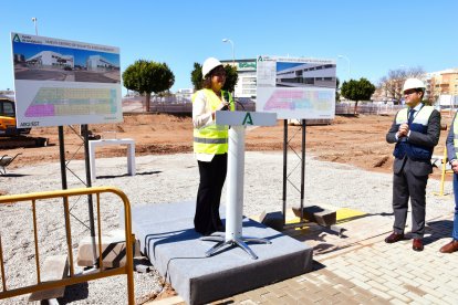 La consejera de Salud, Catalina García, en la primera piedra del nuevo centro de salud de El Ejido Nordeste.