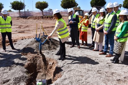 La consejera de Salud, Catalina García, en la primera piedra del nuevo centro de salud de El Ejido Nordeste.