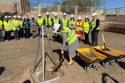 La consejera de Salud, Catalina García, en la primera piedra del nuevo centro de salud de Benahadux.